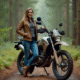 Jeune femme souriante avec moto tout-terrain en forêt