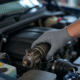 Mécanicien inspectant un moteur avec une valve EGR sale