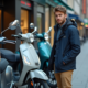 Jeune homme examine des scooters 2025 en ville