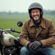 Motard homme en textile à côté de sa moto vintage en campagne