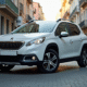 Voiture Peugeot 2008 d'occasion en ville en journée