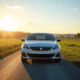Peugeot 308 neuve sur route de campagne ensoleillée