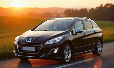 Peugeot 308 2015 sur route de campagne au coucher du soleil