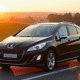 Peugeot 308 2015 sur route de campagne au coucher du soleil