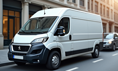 Véhicule Peugeot Boxer blanc en ville en journée