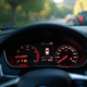 Tableau de bord voiture avec voyant check engine allumé